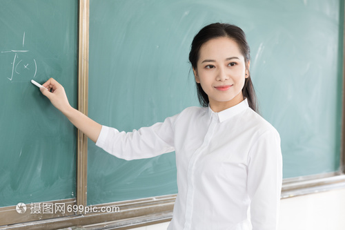 女教师授课
