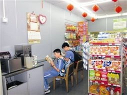 学校周边店小食品质量令人担忧