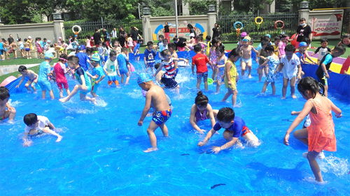 开封市社会救助协会组织爱心企业到教育悦都幼儿园献爱心